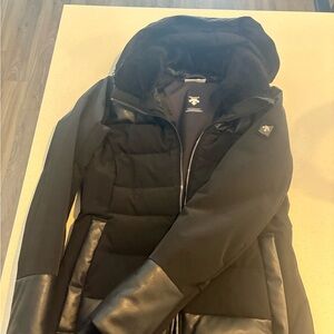 Descente Black Puffer Jacket with Hood